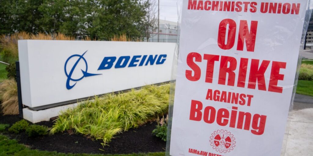 Boeing offers union 30 wage hike in bid to end