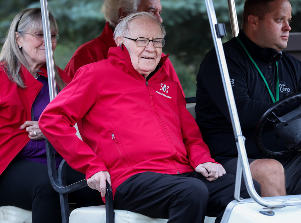 Analysts revamp stock price targets on top Warren Buffett stock